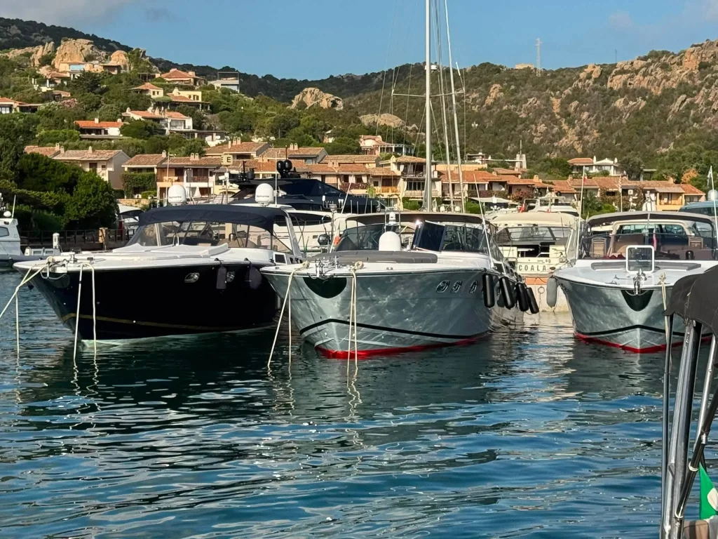 Yacht Magnum M70 ormeggiato a Porto Cervo