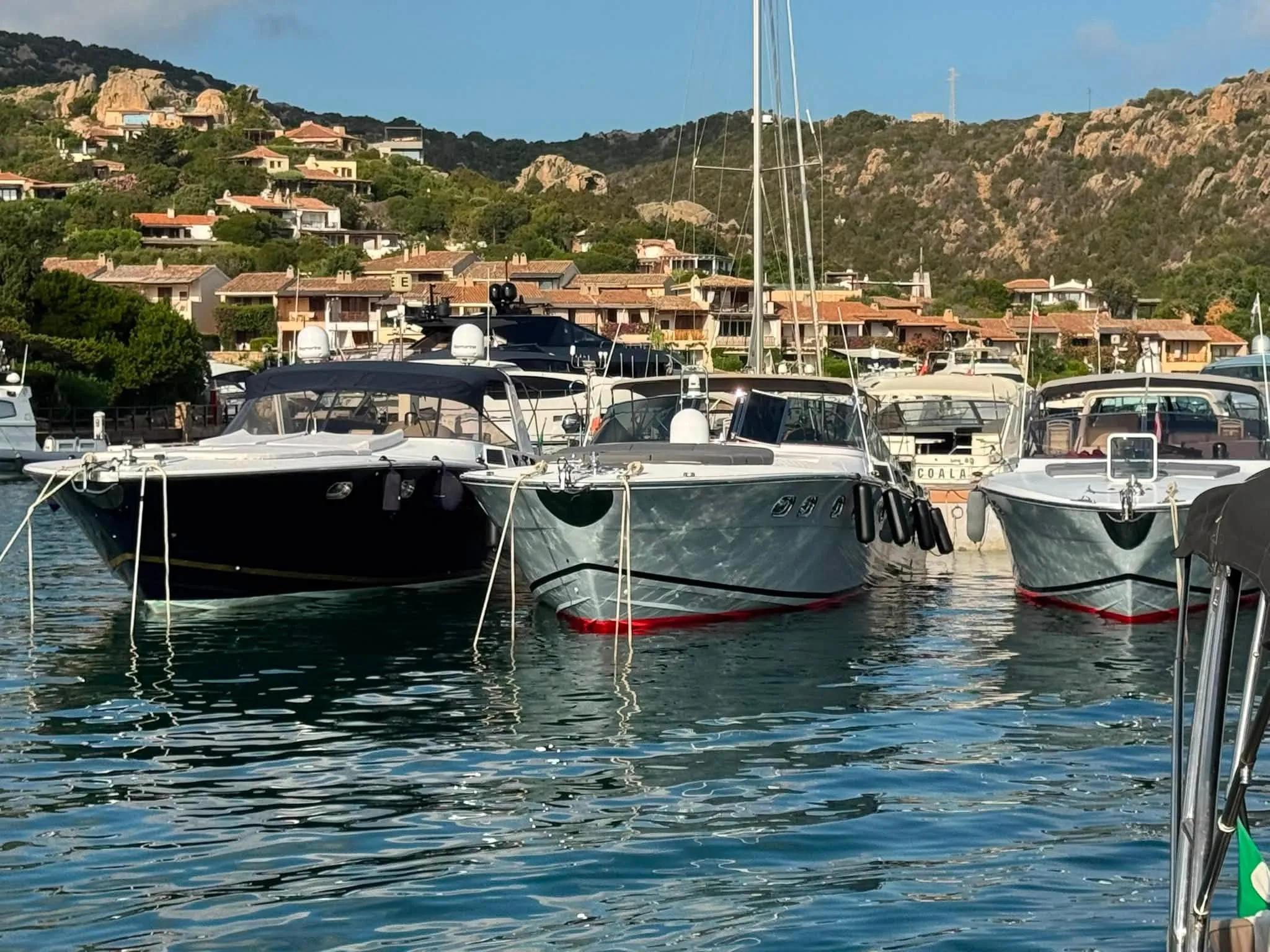 Yacht Magnum M70 ormeggiato a Porto Cervo